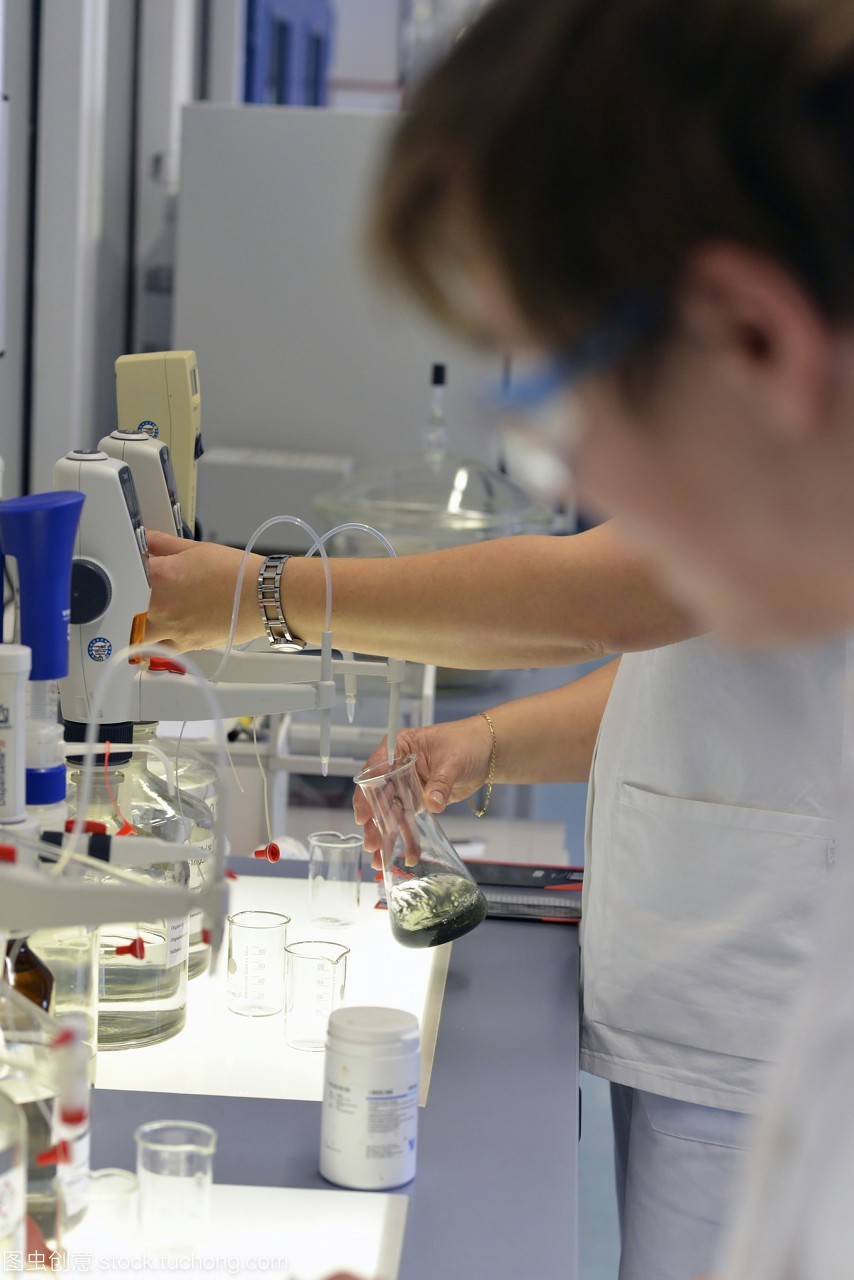 实验室技术员在糖厂的精准检测 守护产品质量与安全的关键防线